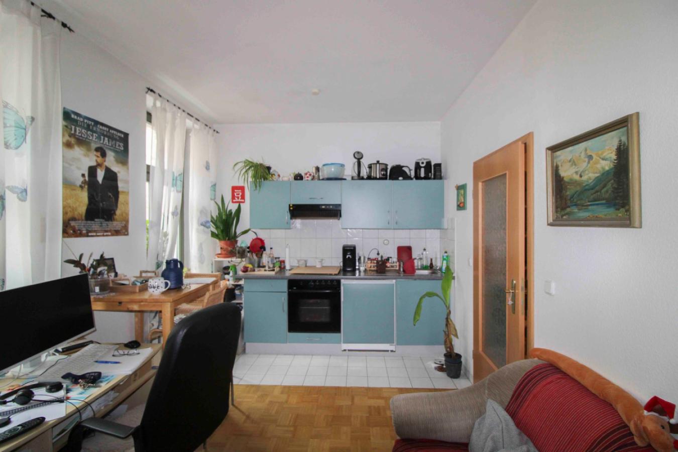 Küche mit offenem Wohnzimmer