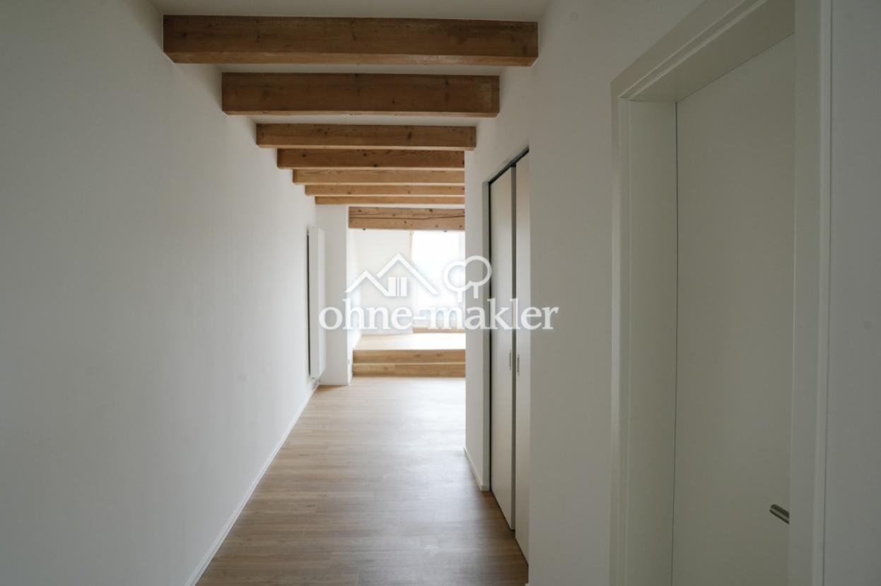 Flur untere Ebene zum Balkon