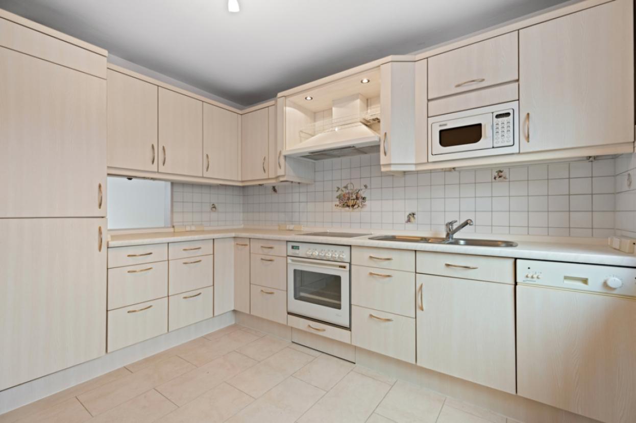 Einbauküche mit Durchreiche