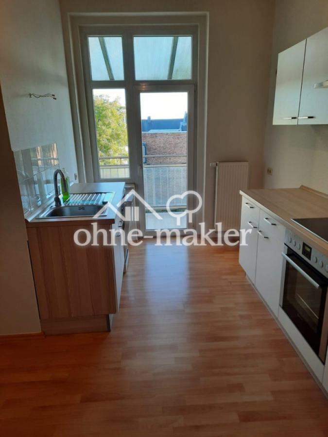 Küche mit EBK und Balkon