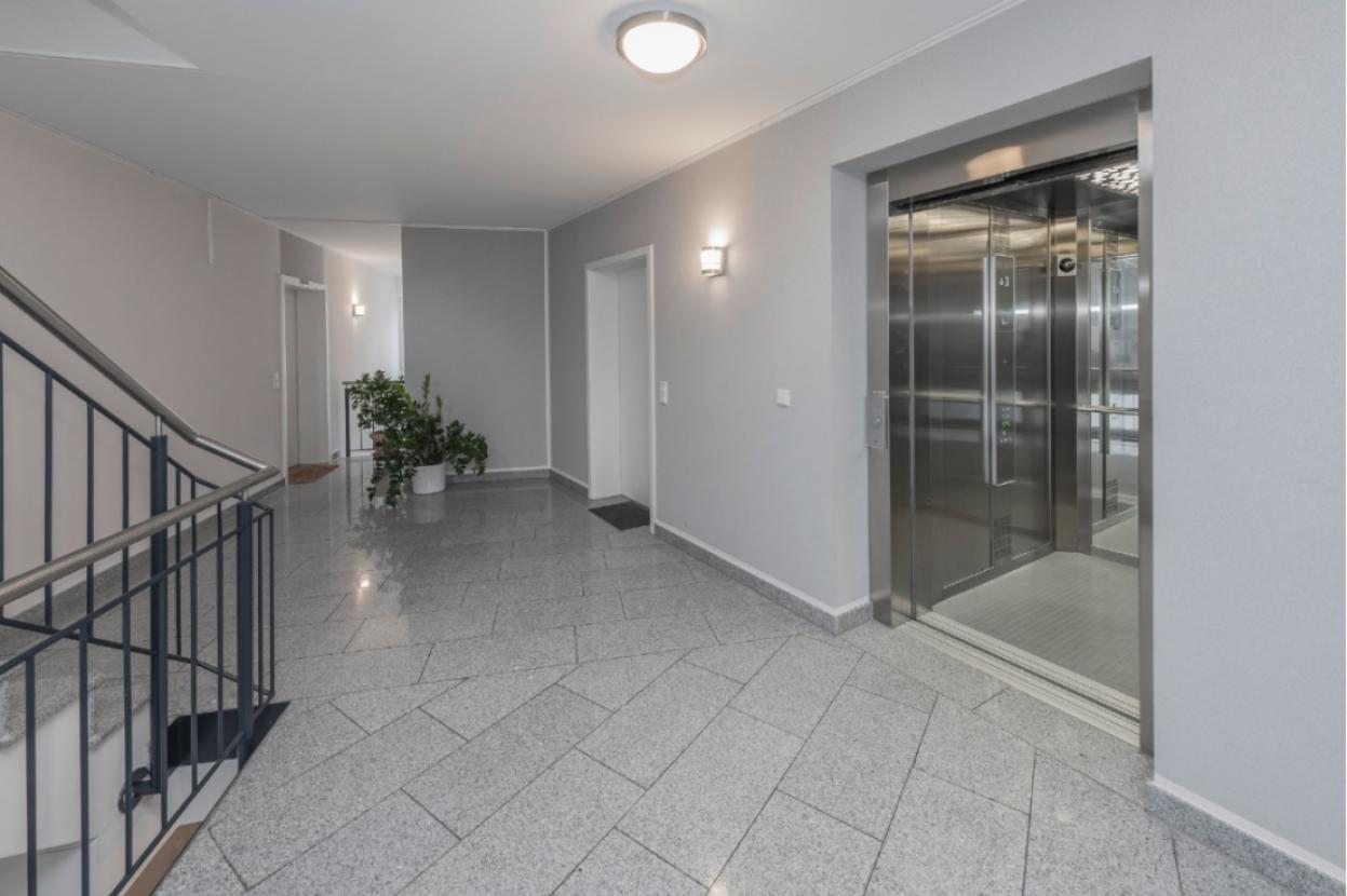Hausflur mit Aufzug
