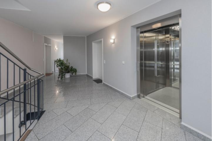 Hausflur mit Aufzug