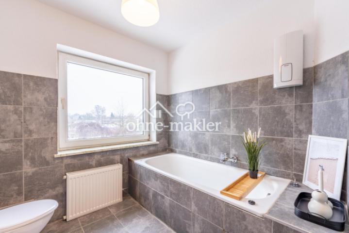 Tageslichtbad mit Badewanne