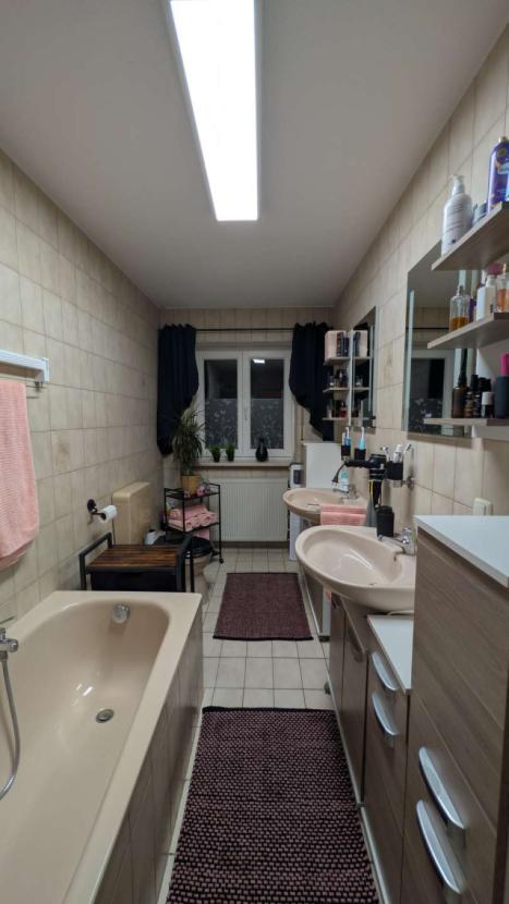 Bad mit Dusche, Wanne und Fenster