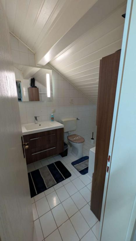 DG - Bad mit Fenster und Wanne  im DG