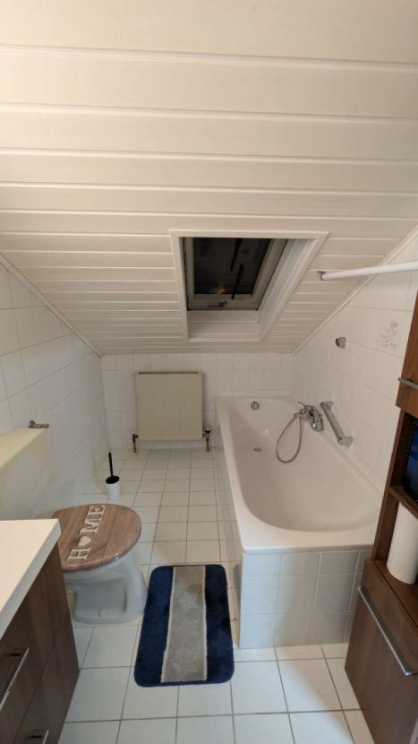 DG - Bad mit Fenster und Wanne