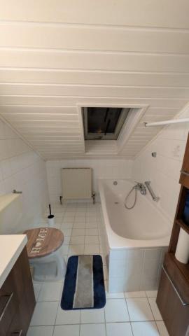 DG - Bad mit Fenster und Wanne