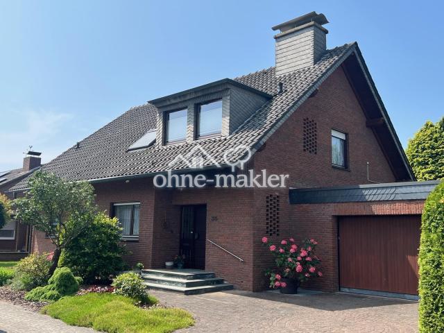 Hausfront und große Garage