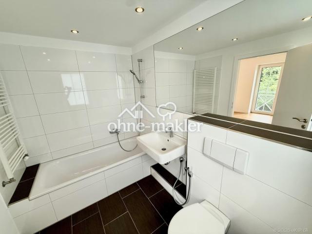 modernes En-Suite-Bad