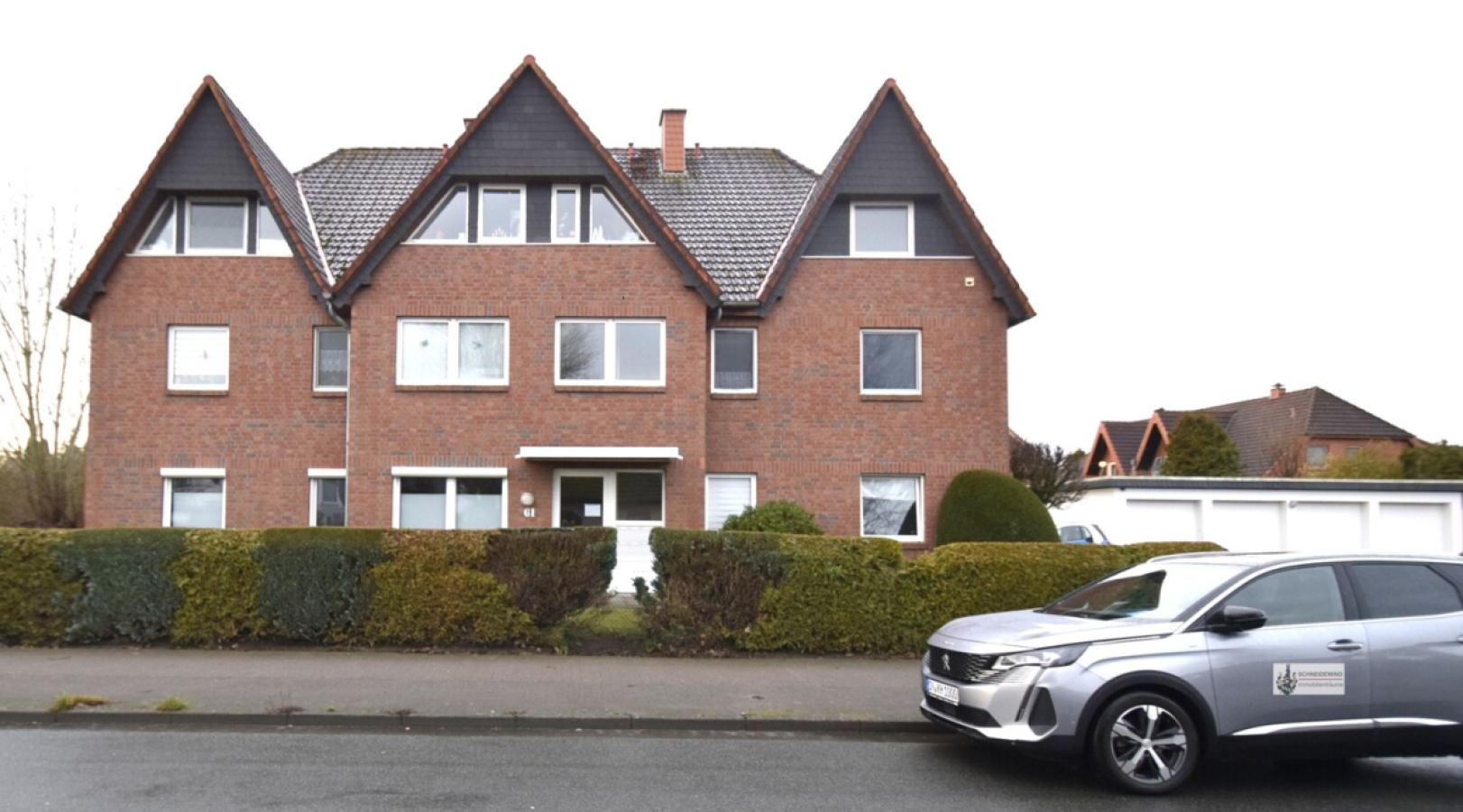 Wohnhaus mit Garagen