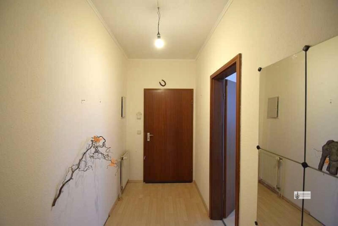 Flur mit Wohnungstür und Gegensprechanlage