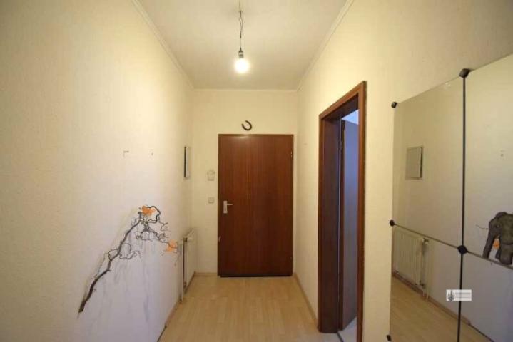 Flur mit Wohnungstür und Gegensprechanlage