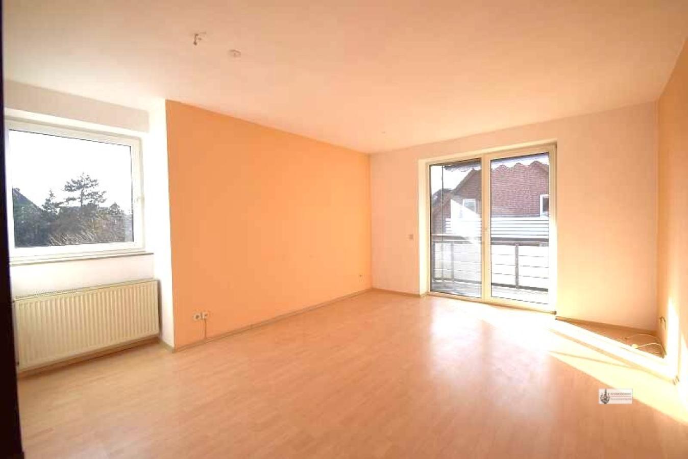 Wohnzimmer mit Balkontür