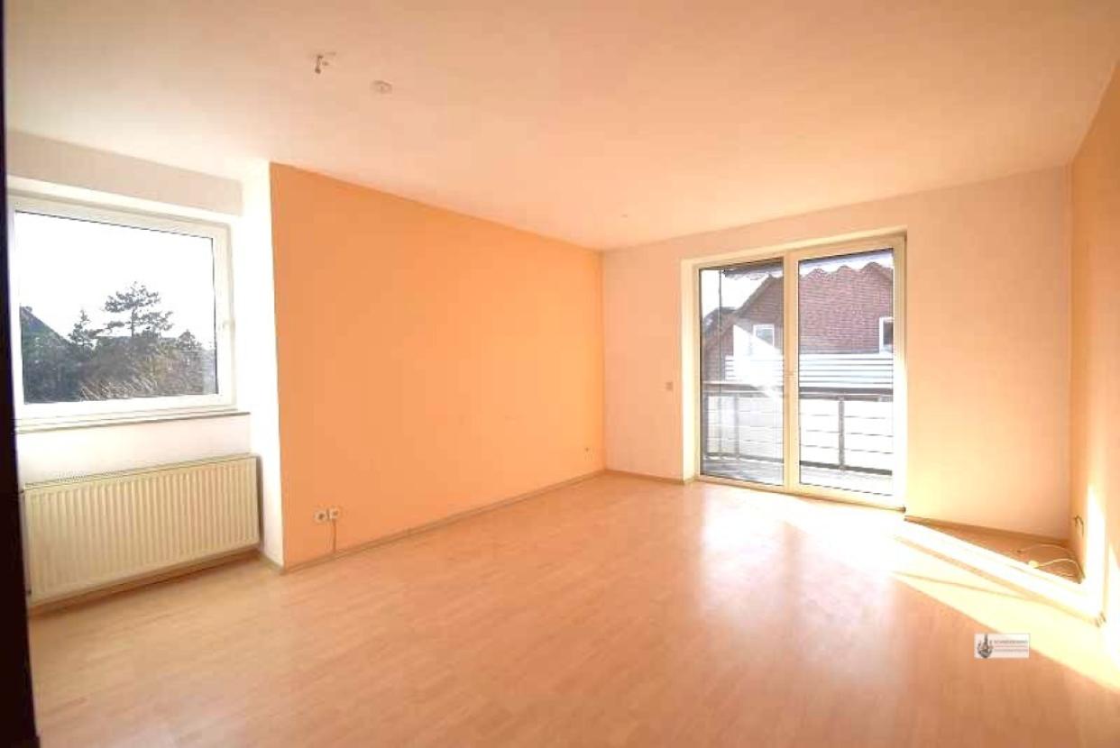 Wohnzimmer mit Balkontür