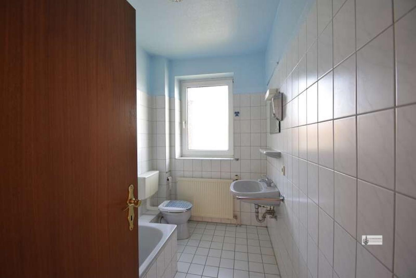 Badezimmer mit Duschwanne, Faltwand und Fenster