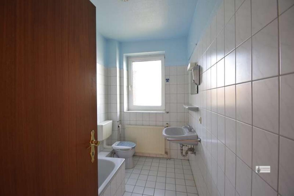 Badezimmer mit Duschwanne, Faltwand und Fenster