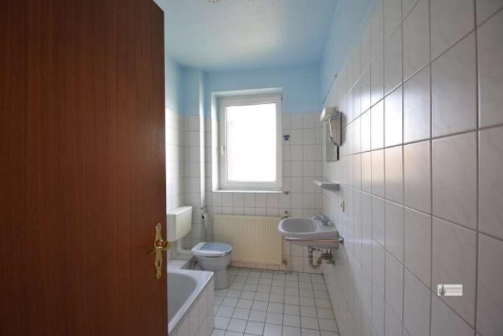 Badezimmer mit Duschwanne, Faltwand und Fenster