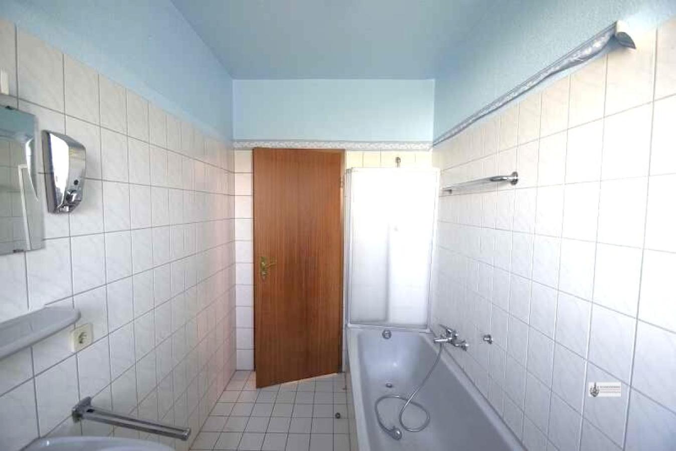 Bad (alt) noch mit brauner Tür