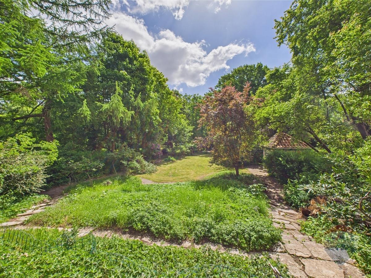 Ausblick von der Terrasse auf den Garten
