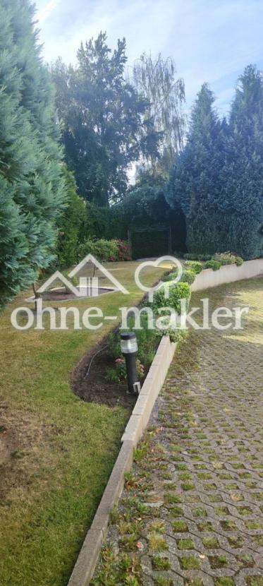 Einfahrt zum Hof mit Garagen