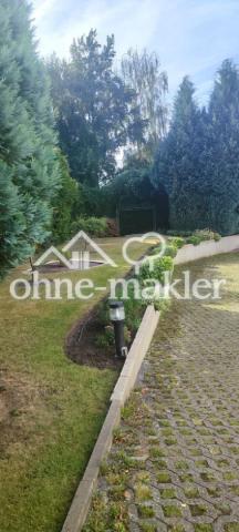 Einfahrt zum Hof mit Garagen