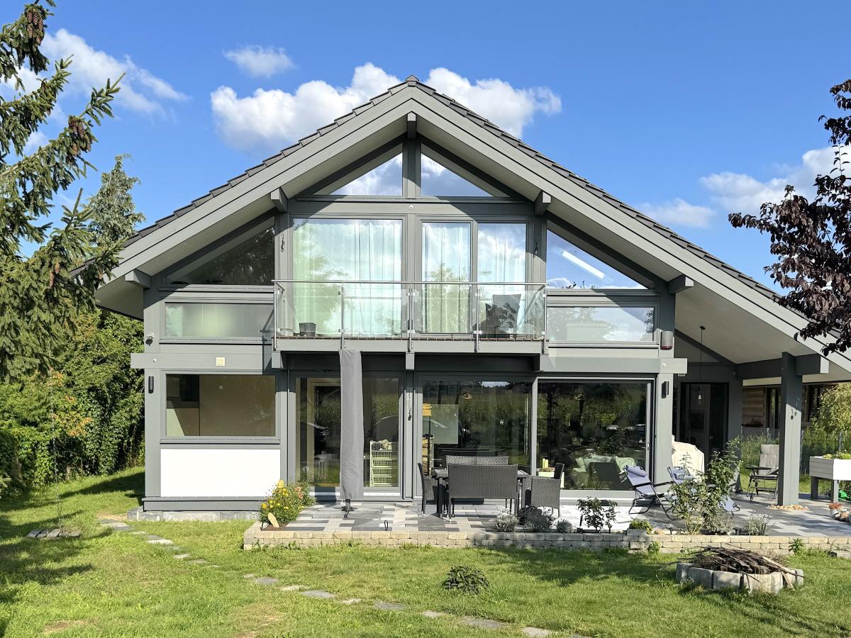 Haus Front breit 1