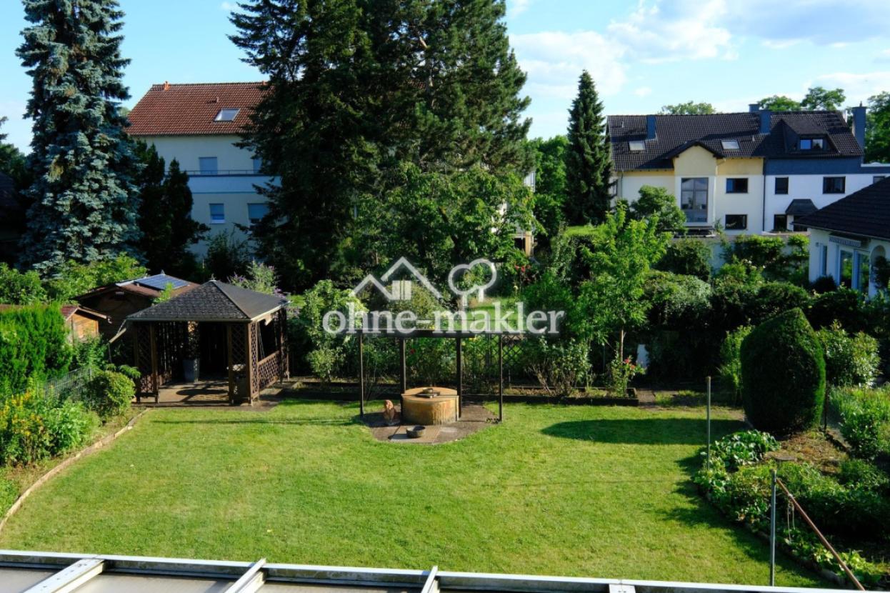 Blick in Garten von Balkon OG