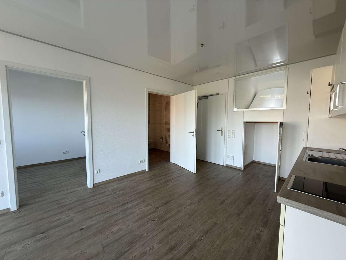 Blick Richtung Schlafzimmer, Bad & Eingangsbereich