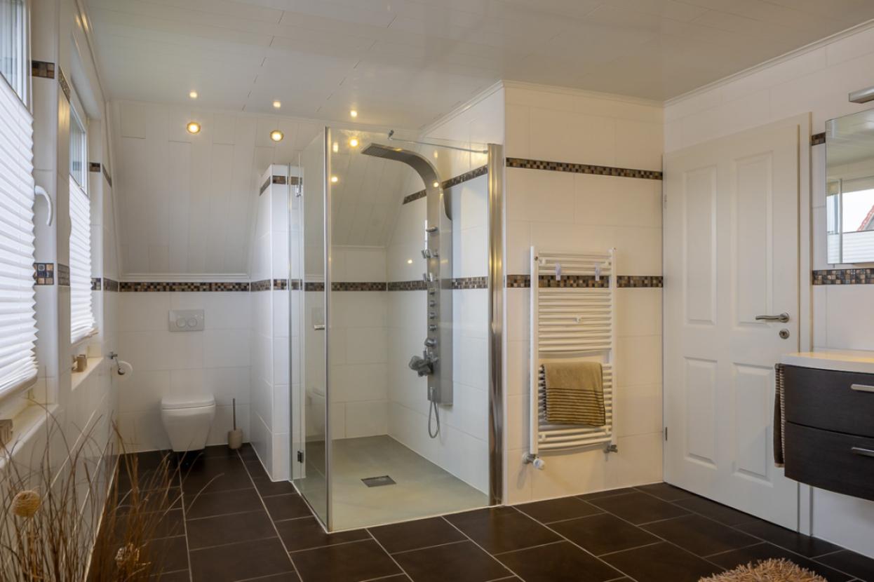 Das Bad mit der Dusche