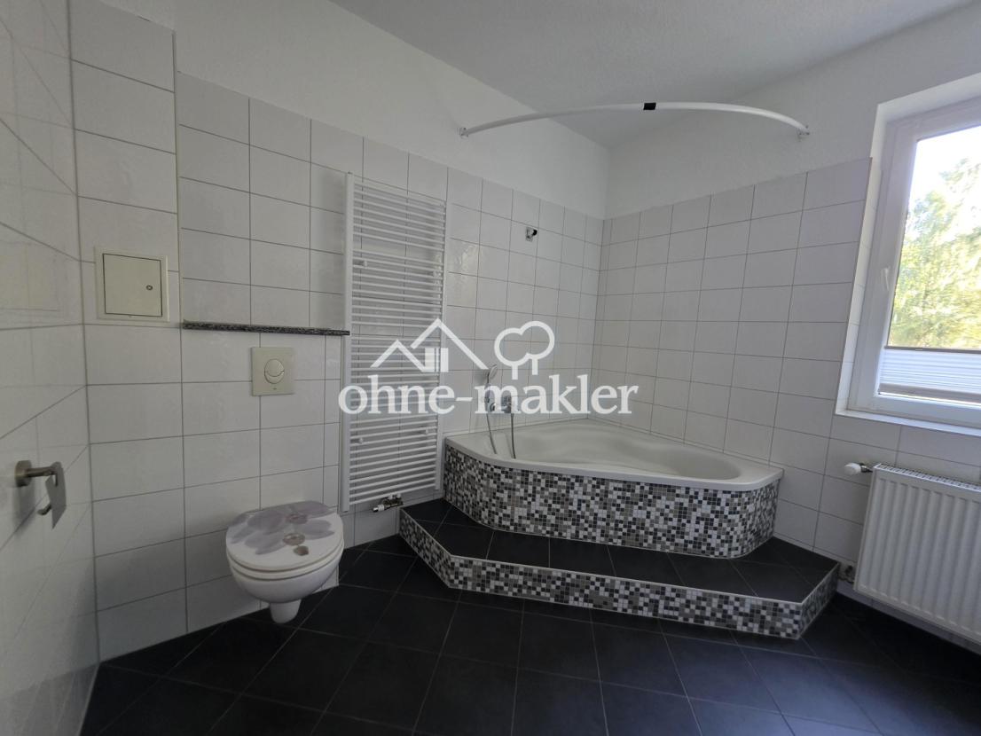 Badezimmer mit WC und Handtuch