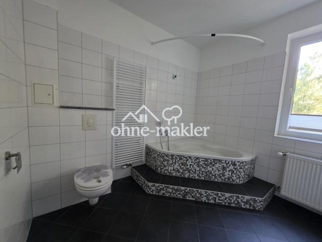 Badezimmer mit WC und Handtuch