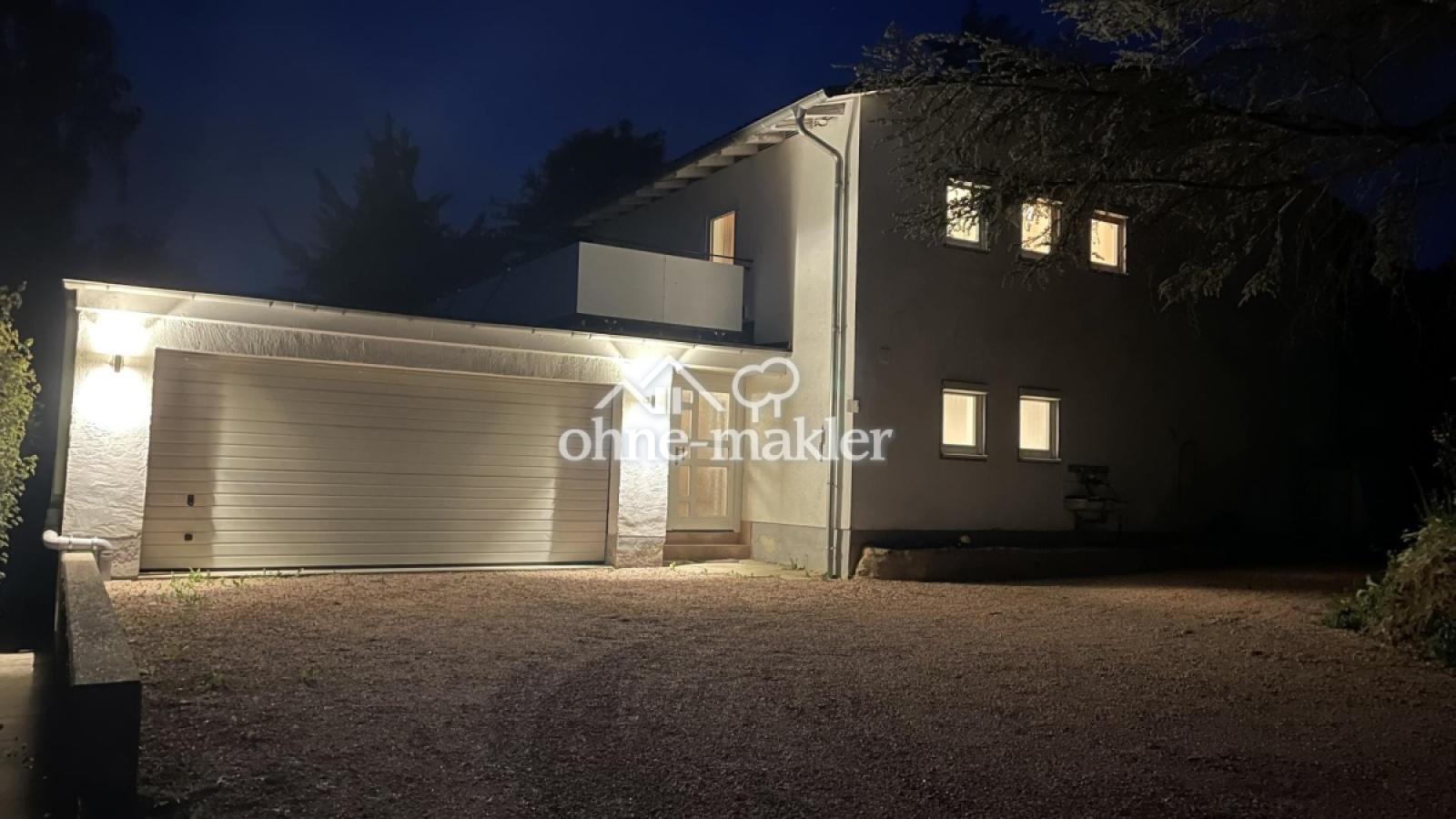 Hofansicht bei Nacht