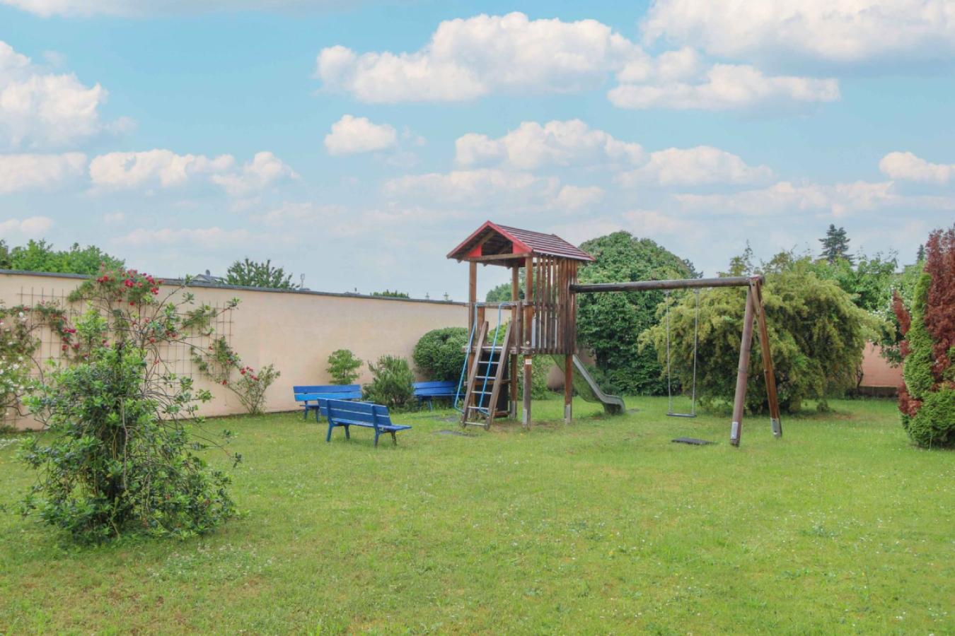 Privater Spielplatz Hofseite
