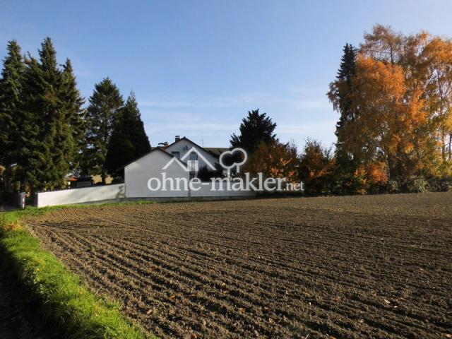 Blick Feldrand auf das Haus