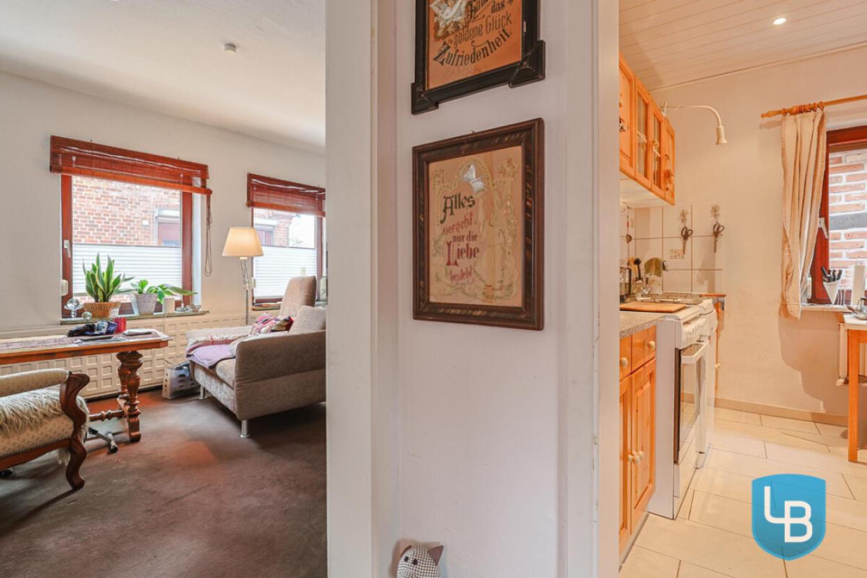 Blick in die Küche und ins Wohnzimmer