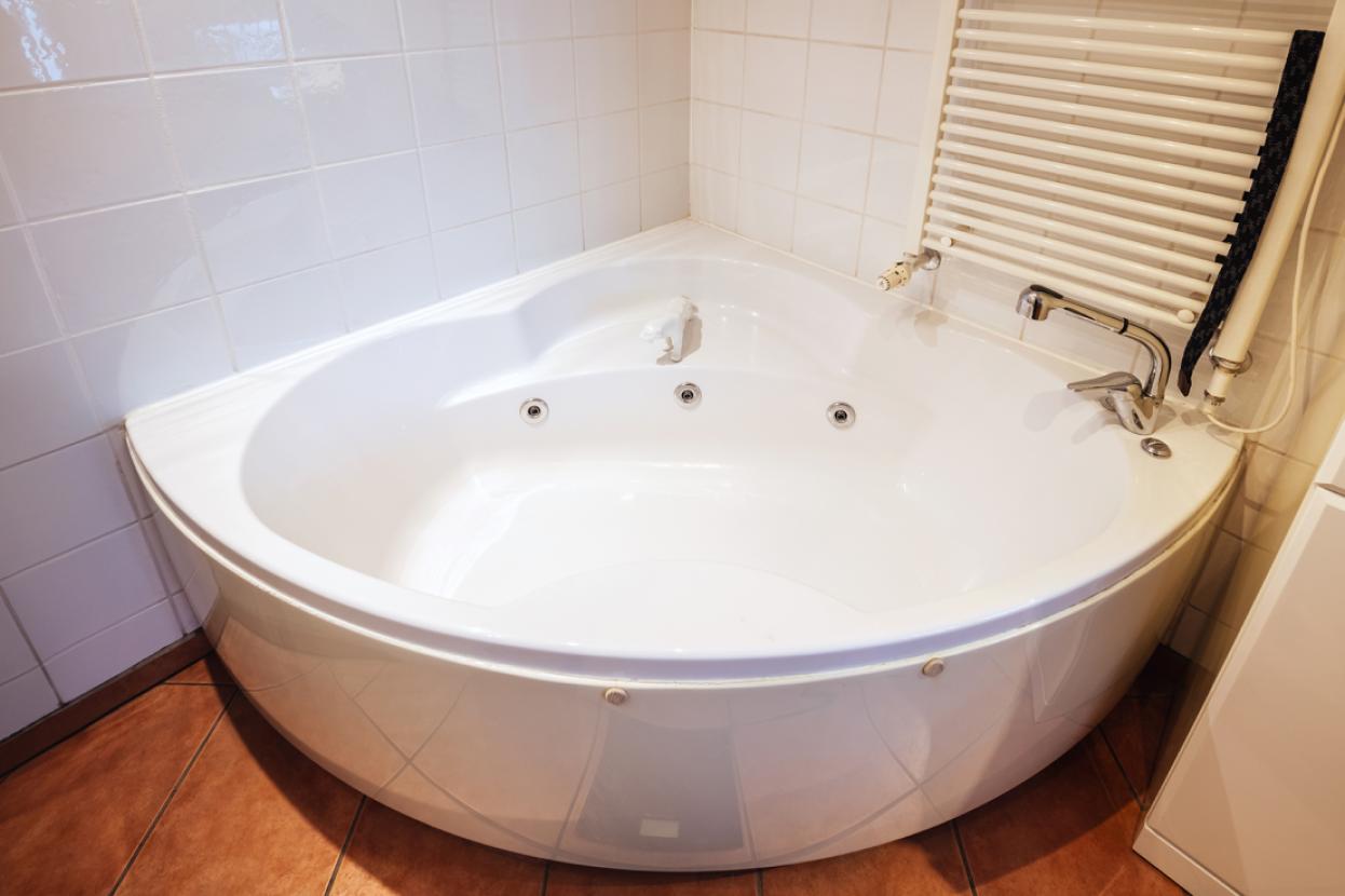 Eckbadewanne mit Whirlpoolfunktion