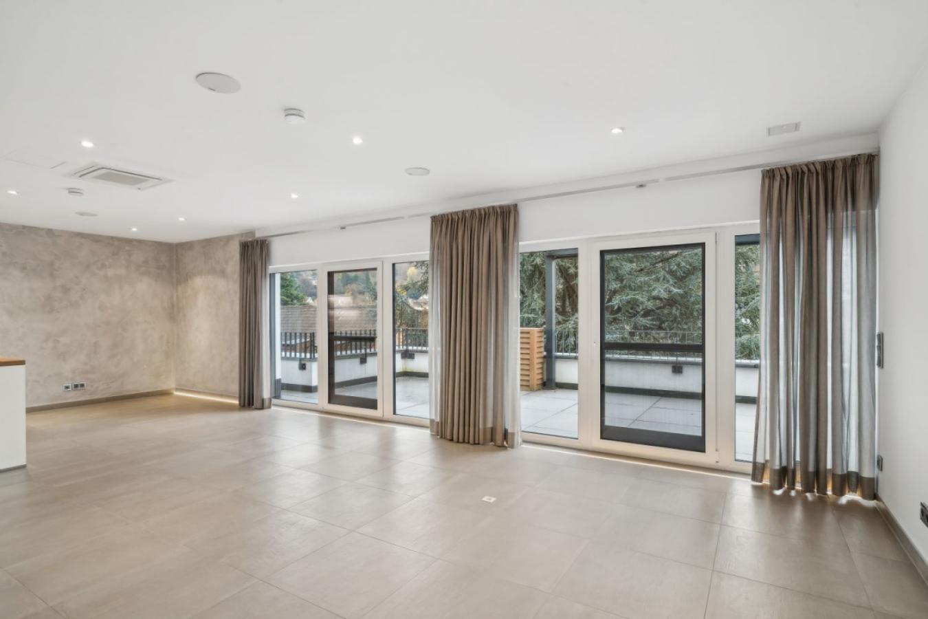 Wohn- und Esszimmer mit großer Fensterfront