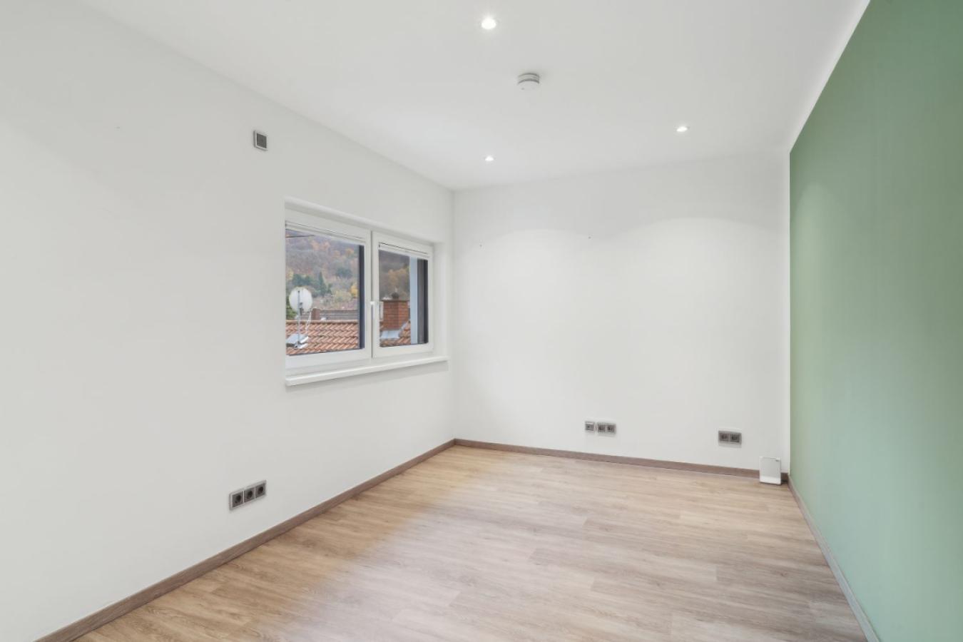 Großzügiges Büro oder Kinderzimmer