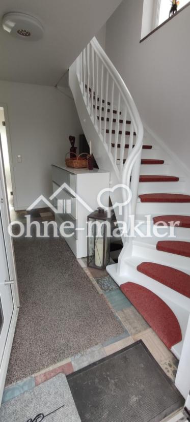 Flur EG und Treppe ins OG