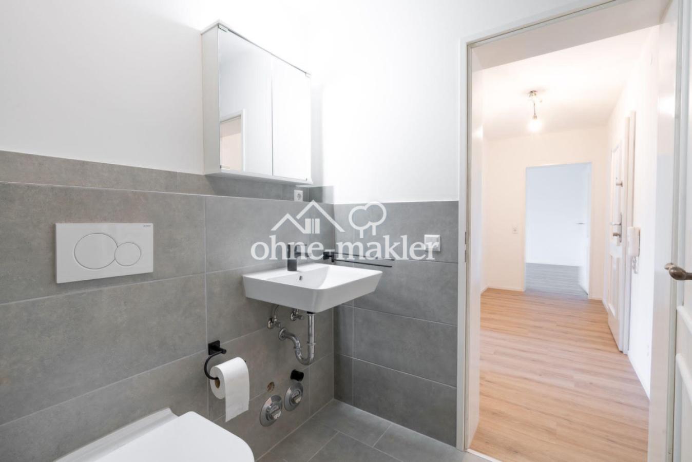 Badezimmer mit Blick zum Flur