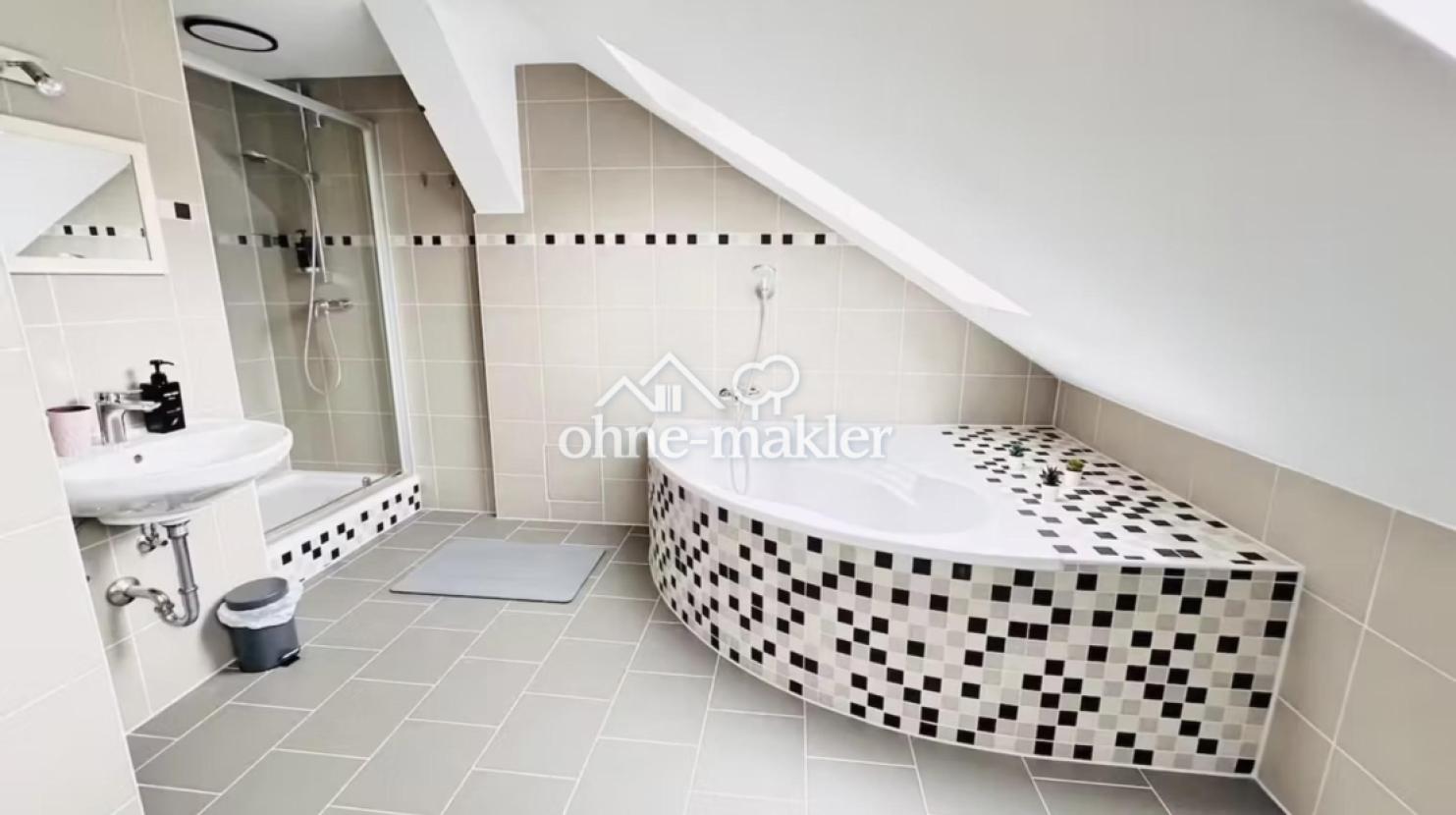 Bad mit Eckwanne & Dusche