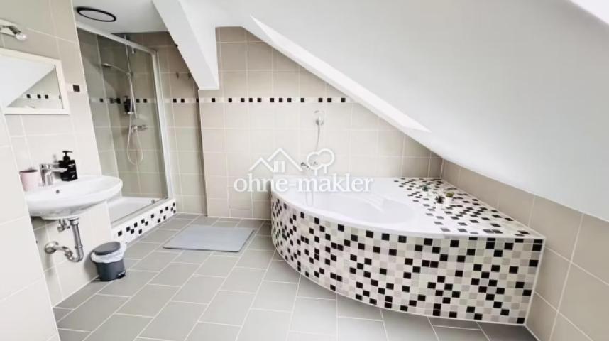 Bad mit Eckwanne & Dusche