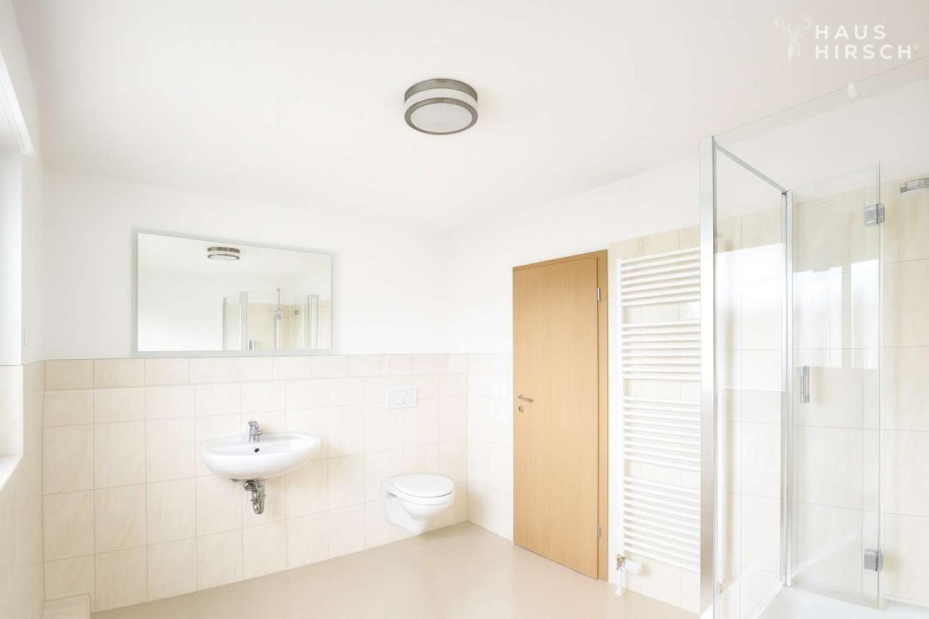 OG Dusch-/Wannenbad mit Handtuchheizkörper