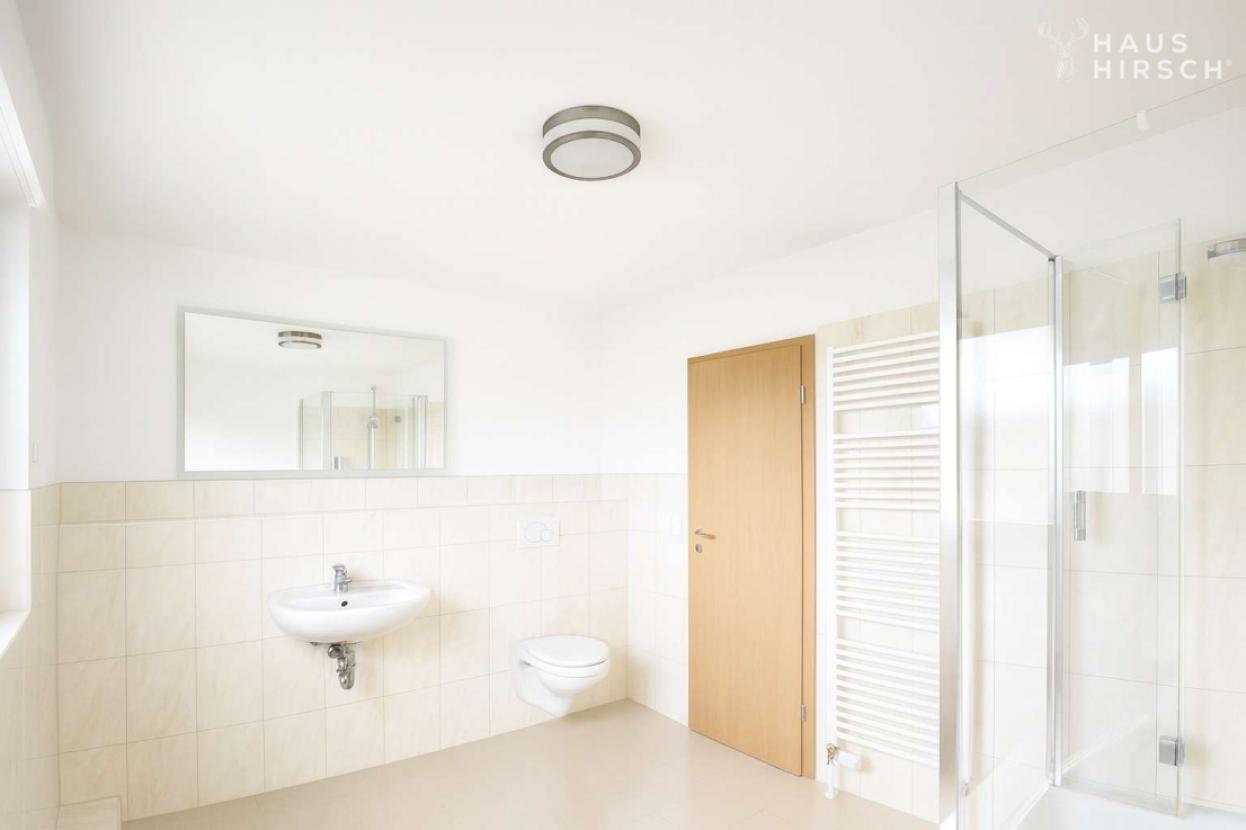 OG Dusch-/Wannenbad mit Handtuchheizkörper