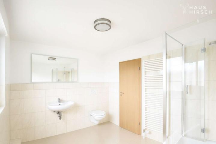 OG Dusch-/Wannenbad mit Handtuchheizkörper