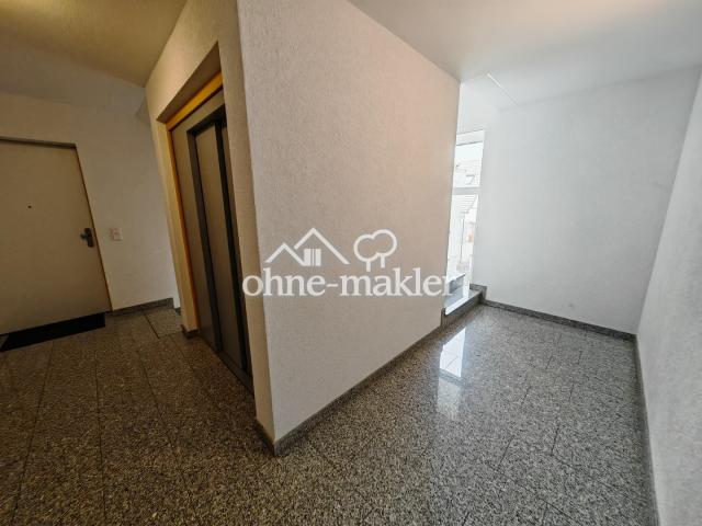 Treppenhaus mit Fahrstuhl