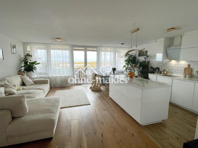 Wohnzimmer mit offener Küche