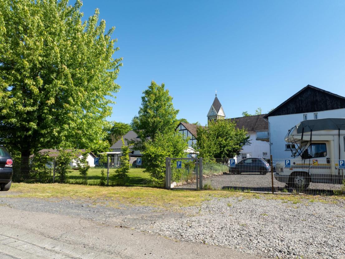 Parkplätze und Garteneingang