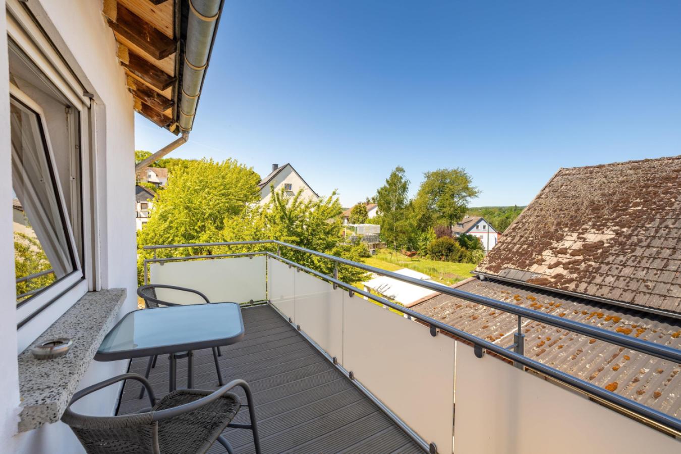 Balkon mit Blick in den Garten