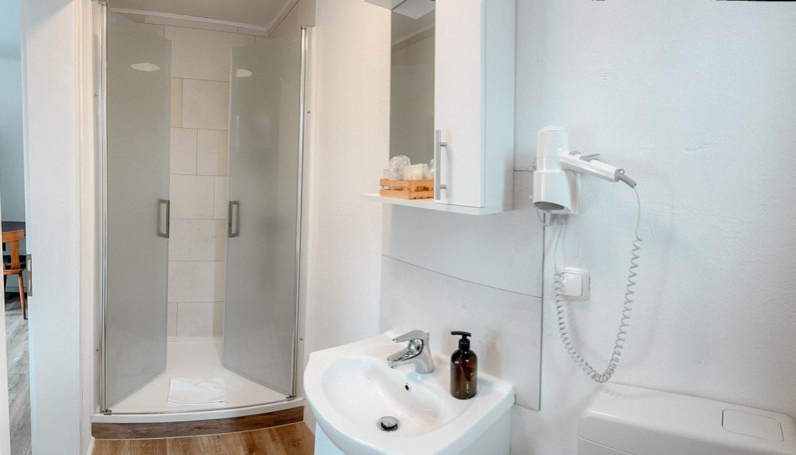 Erneuerte Bäder mit bodentiefen Duschen